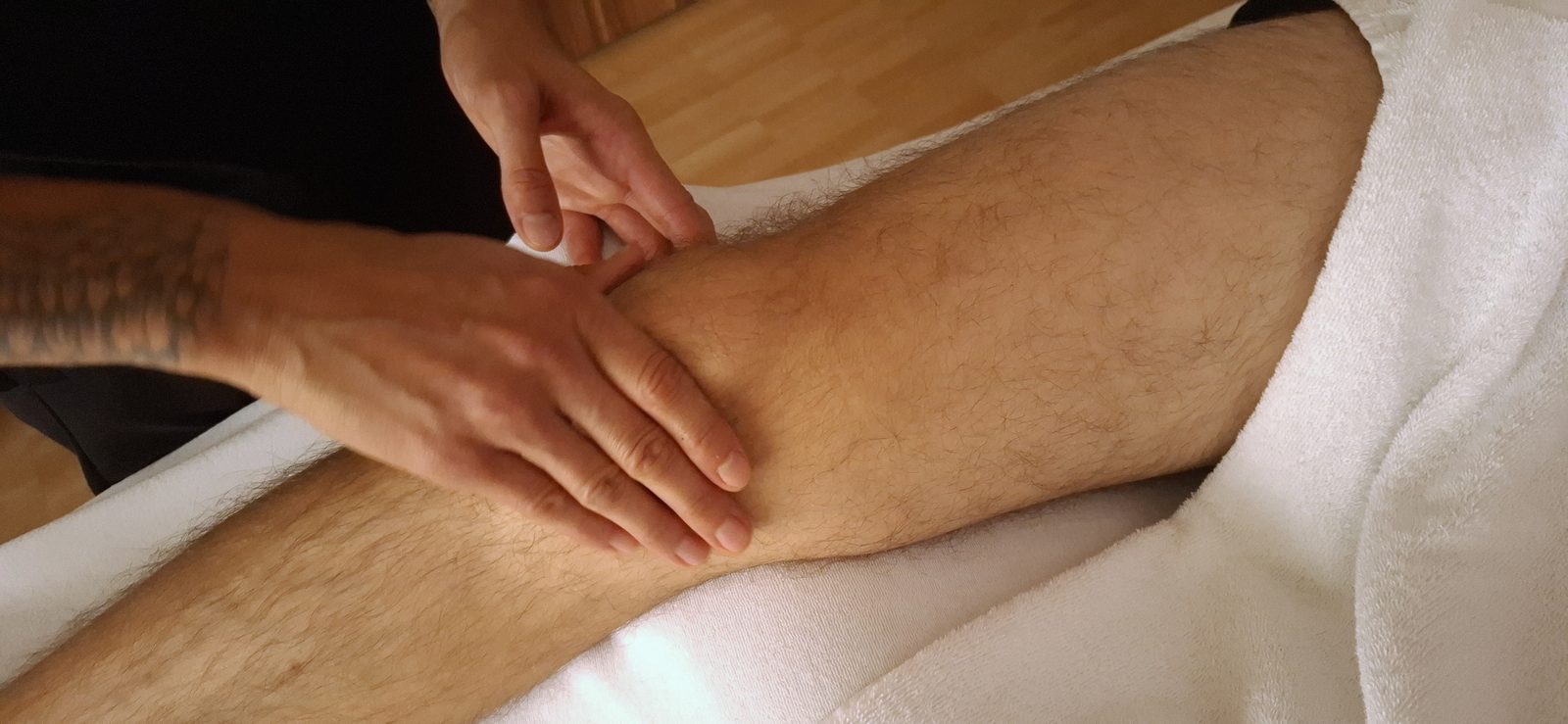 Manuelle Lymphdrainage am Bein