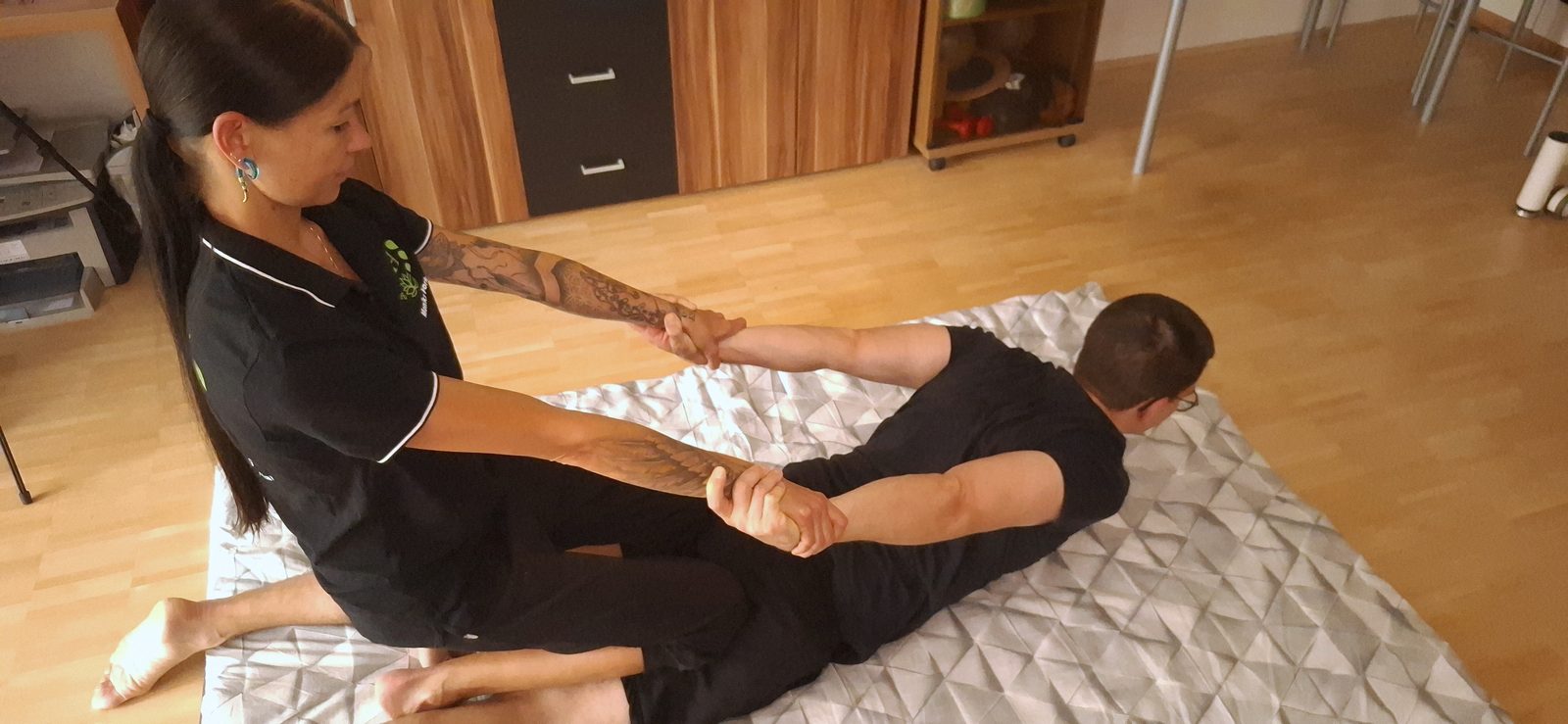 Thai-Yoga-Körperarbeit auf der Matte