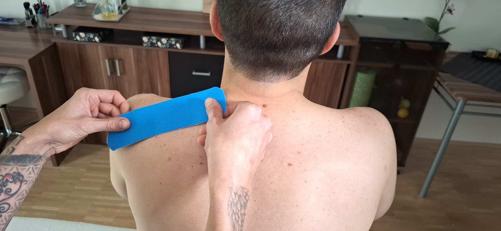 Kinesio-Tape an der Schulter